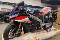 Aprilia RSV4 Factory 2021 về đến Việt Nam