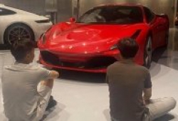 Đại gia Cường đô la được vợ 'tặng' Ferrari F8 Tributo đầu tiên tại Việt Nam