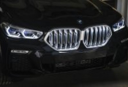 Iconic Glow - Lưới tản nhiệt phát sáng độc quyền của BMW