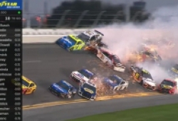 Kinh hoàng tai nạn giữa 21 xe đua ở trường đua Daytona 500
