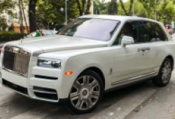 Rolls-Royce Cullinan chính hãng giá từ 32 tỷ đồng