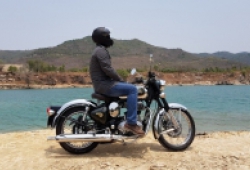 Royal Enfield Classic 500: kiểu dáng cổ điển, đậm chất nhà binh