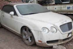 Siêu xe Bentley mui trần bị bỏ hoang tại Việt Nam