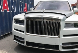 SUV siêu sang Rolls-Royce Cullinan màu trắng cập bến cảng Việt Nam