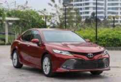 Toyota Camry bất ngờ giảm tới 50 triệu đồng tại đại lý