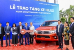 Toyota Việt Nam tặng bán tải Hilux cho Ban ATGT tỉnh Tuyên Quang