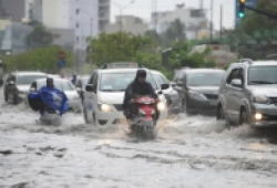 TP Hồ Chí Minh: Nhiều tuyến đường ngập nặng, xe chết máy hàng loạt